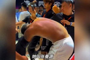 盘点NBA球星的那些搞笑瞬间，隔着屏幕都能感觉隆指导有多生气！
